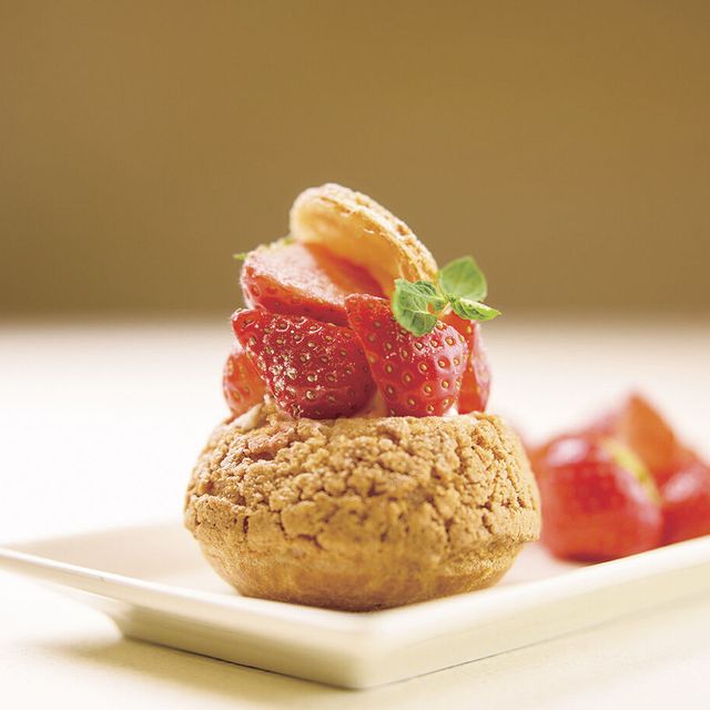 辻調理師専門学校 洋菓子「いちごのシュークリーム」1