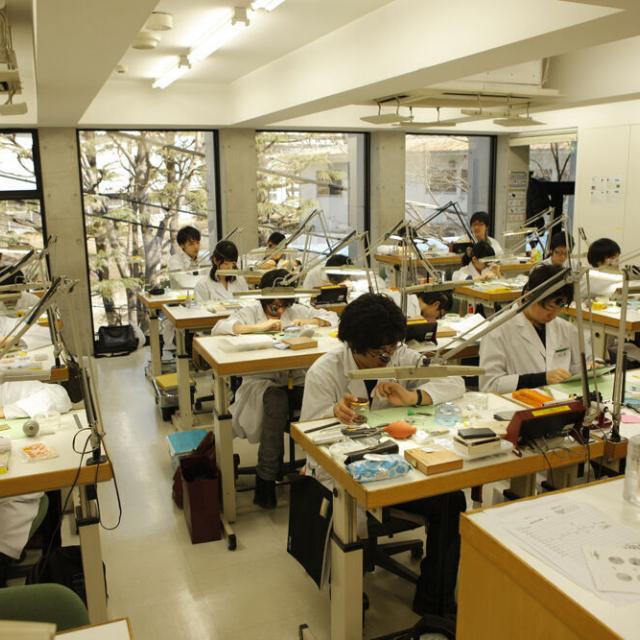 専門学校ヒコ・みづのジュエリーカレッジ ポケットウォッチのミニ体験＆学校説明2