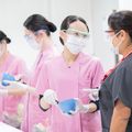 新宿医療専門学校 医療用ガウンを着て歯科衛生士体験！
