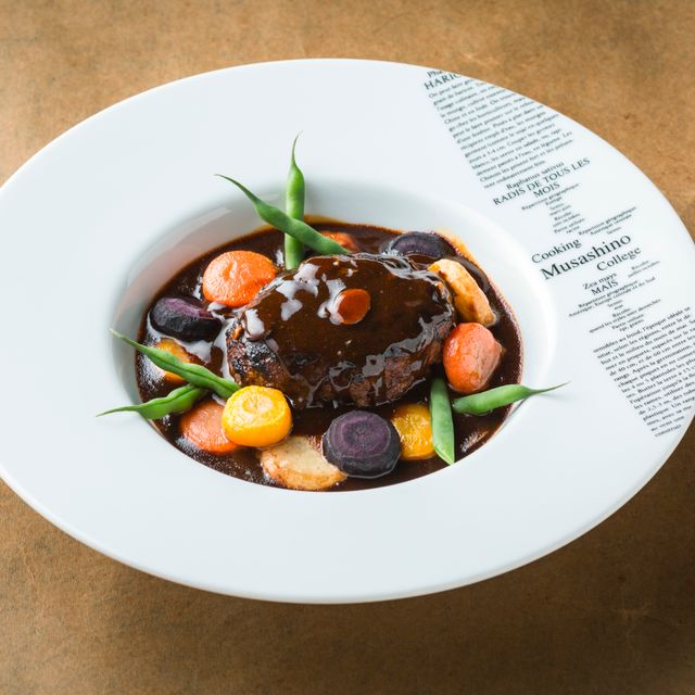 武蔵野調理師専門学校 〈西洋料理〉スモークサーモンのお花畑サラダ＆煮込みハンバーグ2