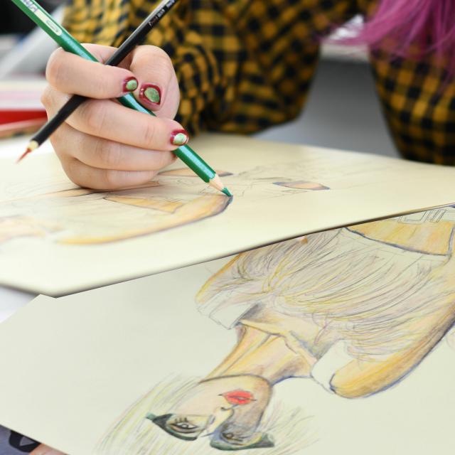 香蘭ファッションデザイン専門学校 ファッションデザイン科★ドローイング体験1