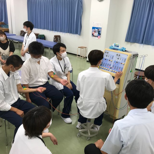 宮崎リハビリテーション学院 理学療法体験（物療ブース）：物理療法を体験2