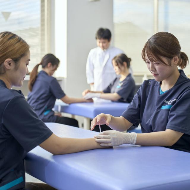 明治東洋医学院専門学校 イヤージュエリーを使った耳ツボ体験あり♪美容鍼灸2