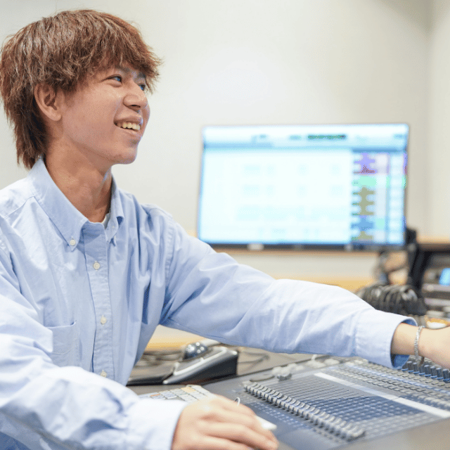 沖縄ラフ＆ピース専門学校 レコーディングルームで学ぶ音響技術！1