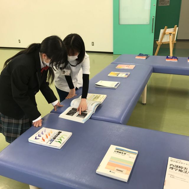宮崎リハビリテーション学院 理学療法体験（教科書展示ブース）：当学院で学ぶ教科書等を閲覧4