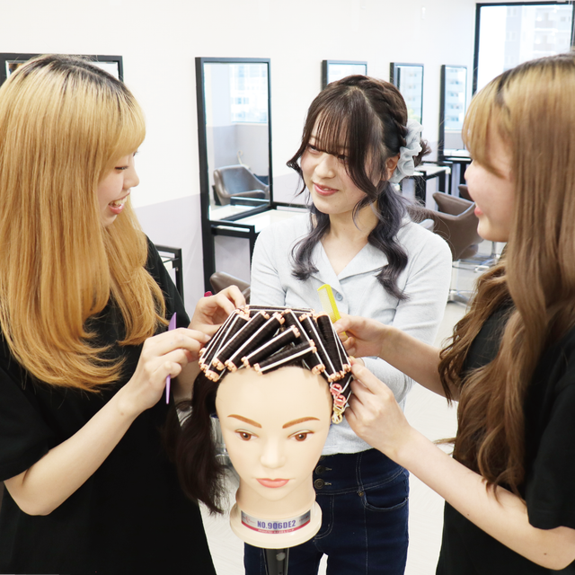 専門学校岡山ビューティモード ヘアビューティ学科｜入学前に先取り！ワインディング体験♪1