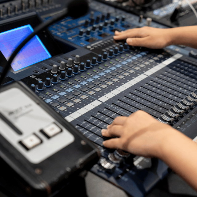 沖縄ラフ＆ピース専門学校 レコーディングルームで学ぶ音響技術！1