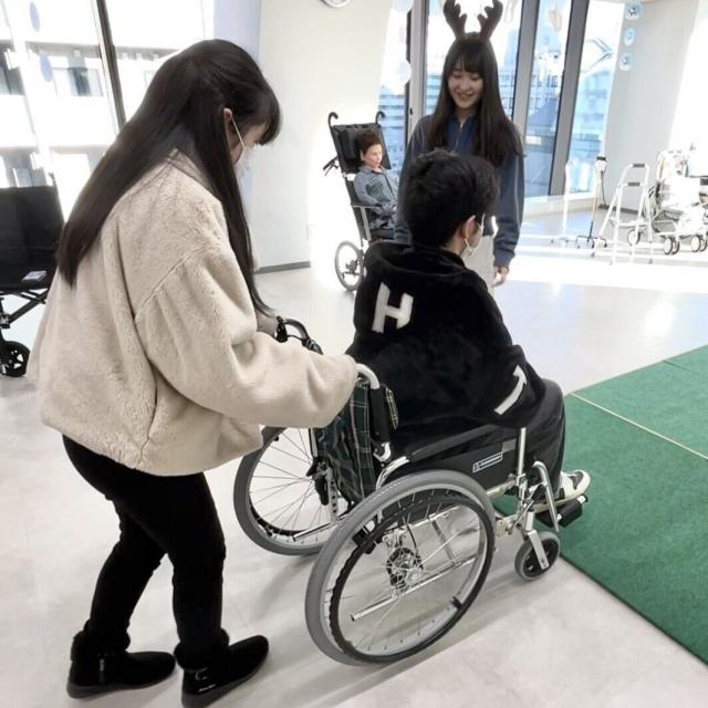 読売理工医療福祉専門学校 【介護福祉学科】「車いすの操作」や「手話」を体験してみよう2