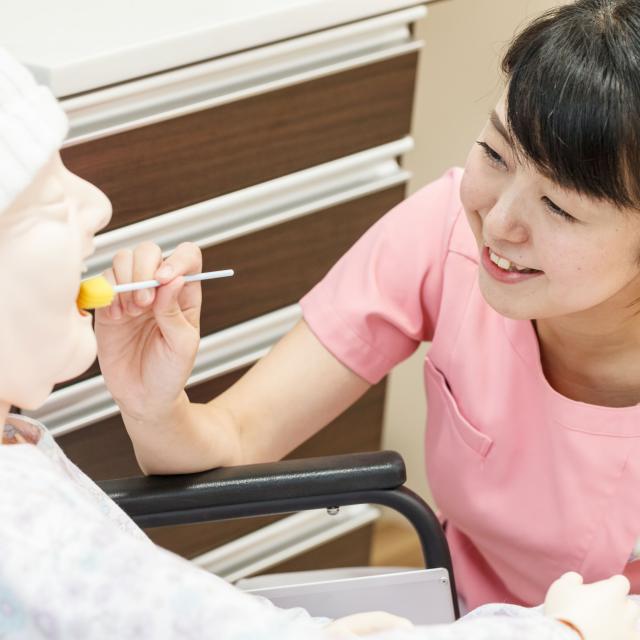 新東京歯科衛生士学校 「歯科診療補助論」の授業を体験~口腔ケア編~1