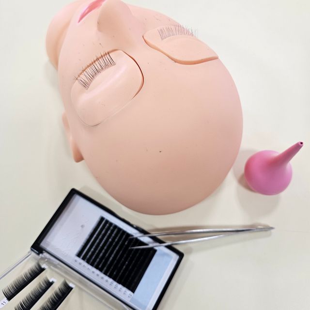 山梨県美容専門学校 オープンキャンパス　まつエク(美容)　カット(美容)理容体験1