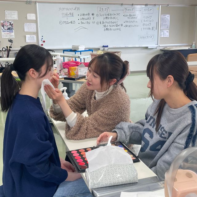 北陸ビジネス福祉専門学校 【介護福祉学科】メイクセラピーって何？？？1