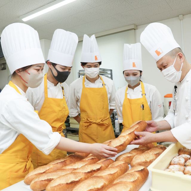 神戸製菓専門学校 ＼計量から焼き上げまで♪／パン職人体験！《ランチつき》2