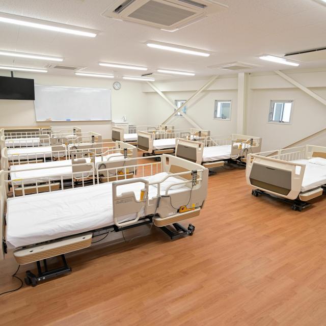 多摩リハビリテーション学院専門学校 【介護福祉学科】シーツの綺麗な敷き方1