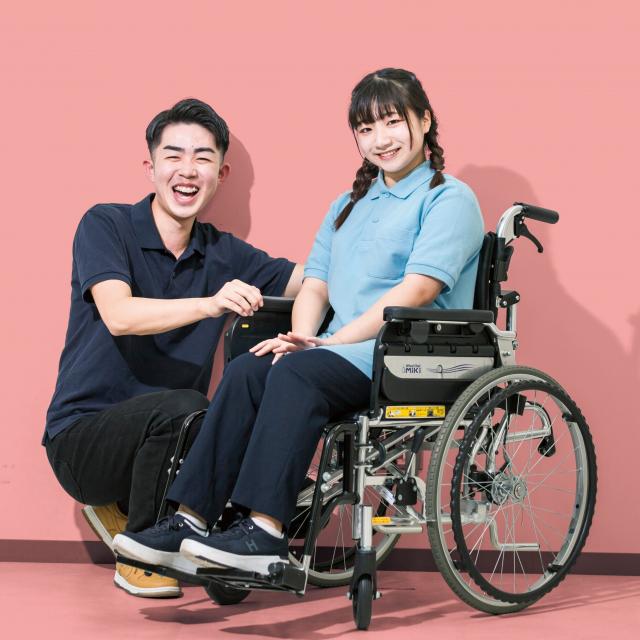 読売理工医療福祉専門学校 【介護福祉学科】「車いすの操作」や「手話」を体験してみよう1