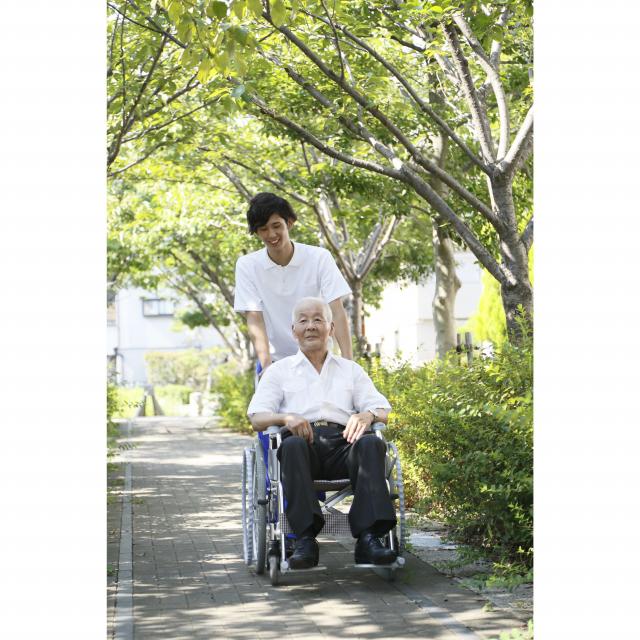 関西保育福祉専門学校 ●介護福祉科●入学直後から毎週現場実習で即戦力に!1