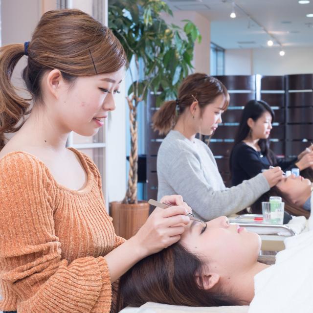 理容美容専門学校西日本ヘアメイクカレッジ プラスαのスキル アイラッシュ講座1