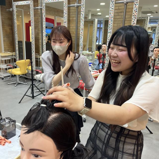 名古屋ビューティー専門学校 ワインディング（パーマ巻き）に挑戦！！2