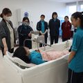 専門学校岡山ビジネスカレッジ 介護福祉学科｜らくらく入浴★機械浴の操作にチャレンジ！