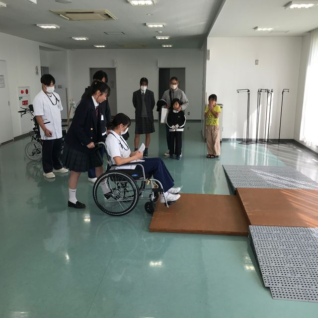 宮崎リハビリテーション学院 理学療法体験（車椅子体験ブース）：車椅子の操作・動きを体験4