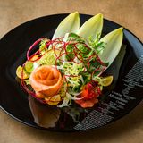 〈西洋料理〉スモークサーモンのお花畑サラダ＆煮込みハンバーグの詳細