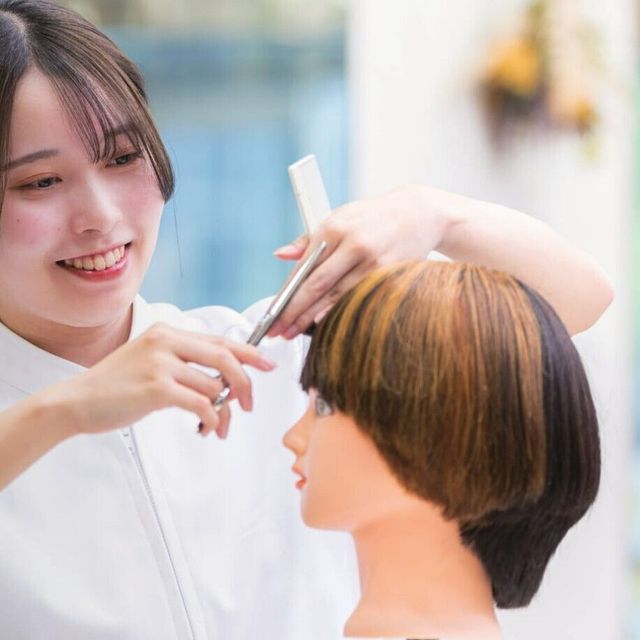 臼井美容専門学校 【今回はコレを体験】ペーパーメイク★orマッシュボブ♪1