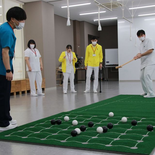 姫路医療専門学校 【作業療法士科】囲碁ボール体験1