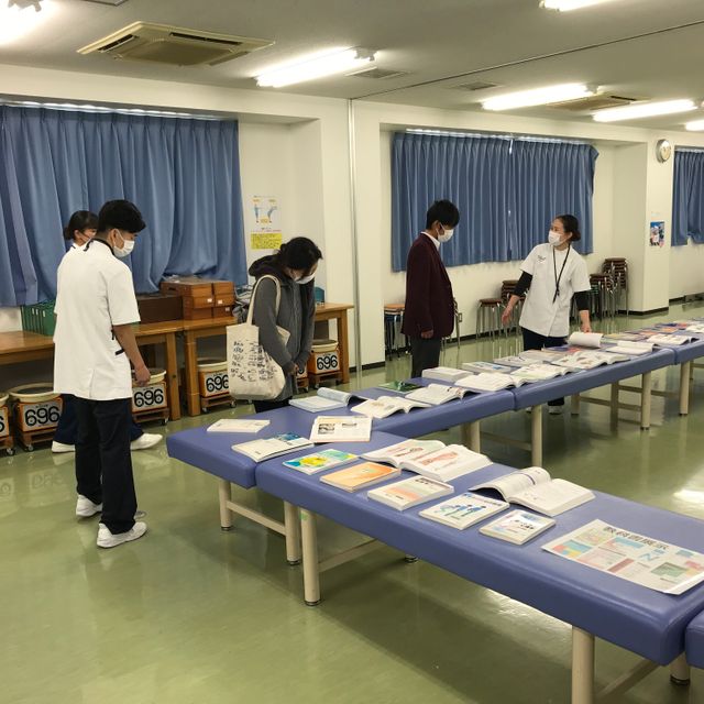 宮崎リハビリテーション学院 理学療法体験（教科書展示ブース）：当学院で学ぶ教科書等を閲覧3