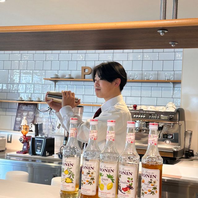 足利デザイン・ビューティ専門学校 ブライダルウェディング科：バーテンダー体験♪カクテル作り1