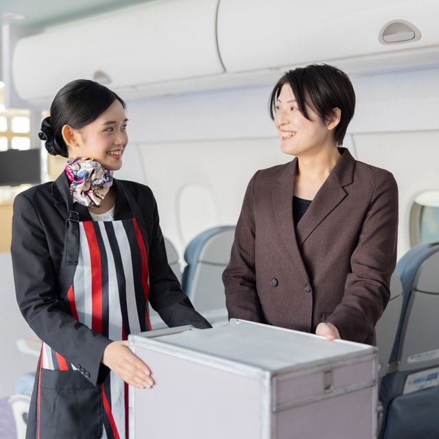 専門学校ビーマックス 【エアライン学科】客室乗務員の機内サービスをやってみよう！2