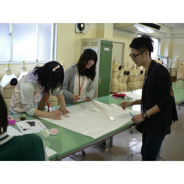 大阪文化服装学院 新発見がいっぱい 初めてのパターンメーキング1