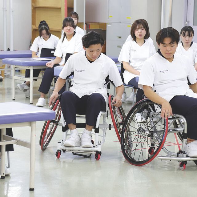 福岡リハビリテーション大学校 ストレッチの効果・車椅子操作体験2