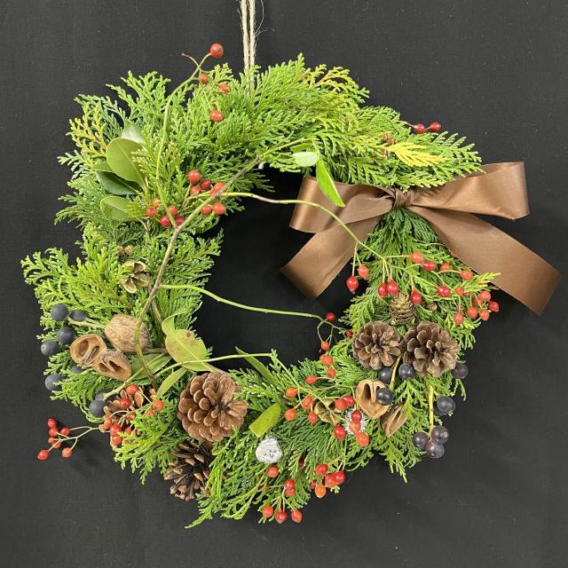 テクノ・ホルティ園芸専門学校 フラワーデザイン実習★オリジナルのクリスマスリースを作ろう！1