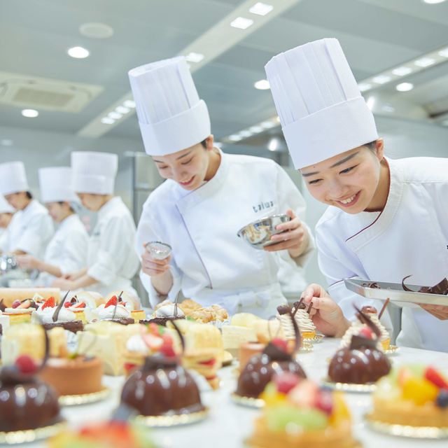 京都製菓製パン技術専門学校 【カフェ】贅沢抹茶づくしパフェをつくろう♪3