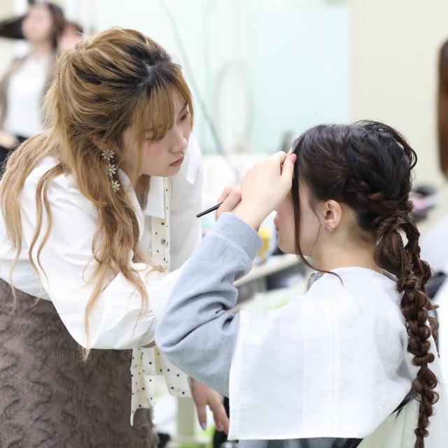 大村美容ファッション専門学校 体験A　ヘアアレンジ＆メイク1