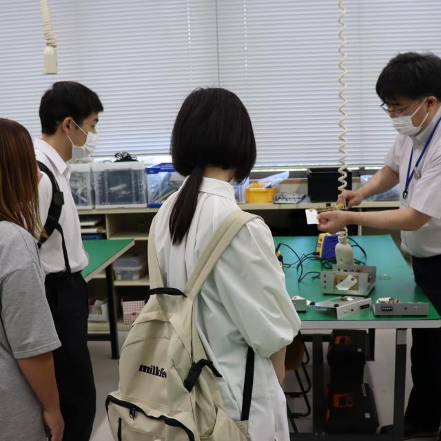 秋田職業能力開発短期大学校 【電子情報技術科】ライントレースロボットのプログラミング体験2