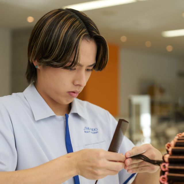 資生堂美容技術専門学校 ワインディング体験・顔分析メイク3