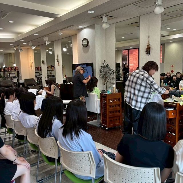 臼井美容専門学校 【今回はコレを体験】OB・OGヘアトークショー♪1
