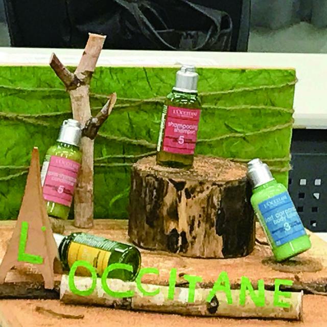 日本デザイナー学院 ~商品を美しく魅せよう!~ウィンドウディスプレイ1