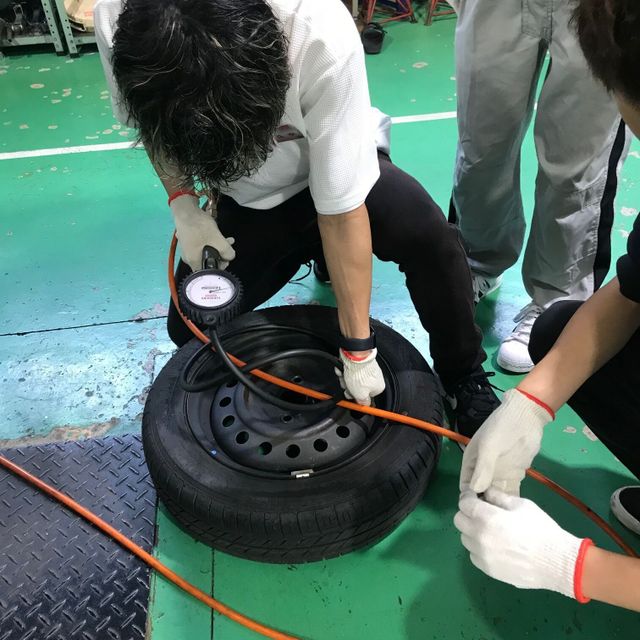 専門学校　広島工学院大学校 【自動車整備科】｜★送迎有　車に触れてみよう！2