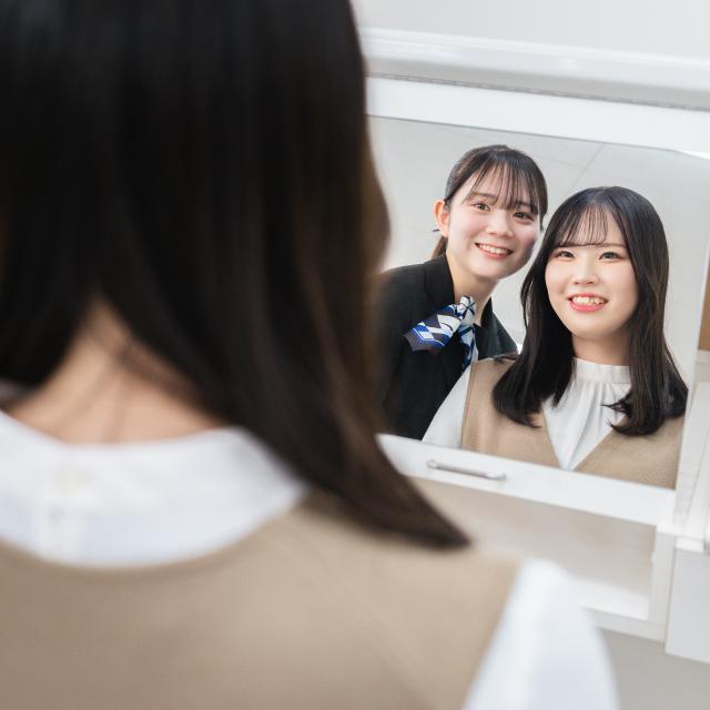 足利デザイン・ビューティ専門学校 トータルビューティ科：ひざ下をつるピカに！/グリッターメイク4