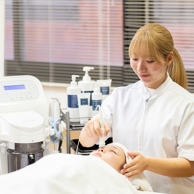 臼井美容専門学校 【今回はコレを体験】エステティック★orワンレンカット●1