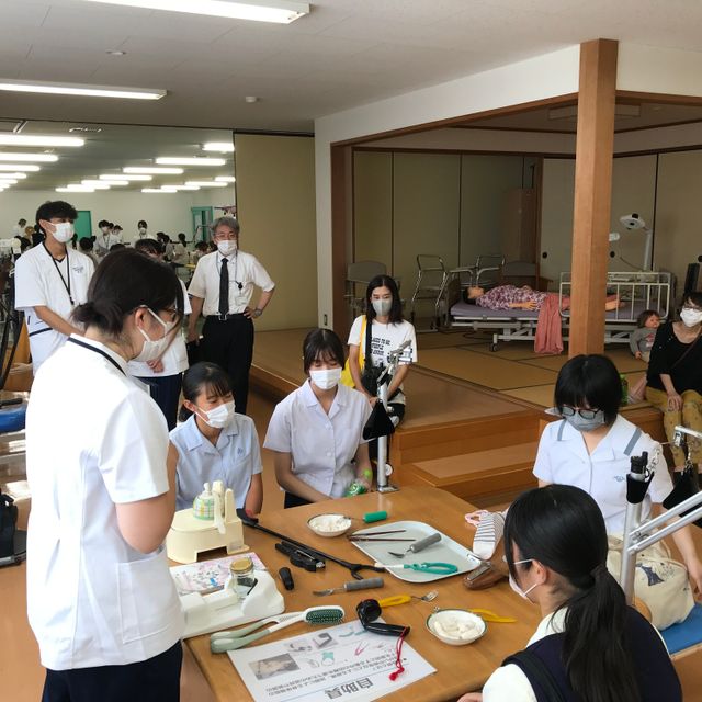 宮崎リハビリテーション学院 理学療法体験（ADLブース）：自助具や生活環境を体験2