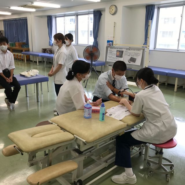 宮崎リハビリテーション学院 理学療法体験（物療ブース）：物理療法を体験4