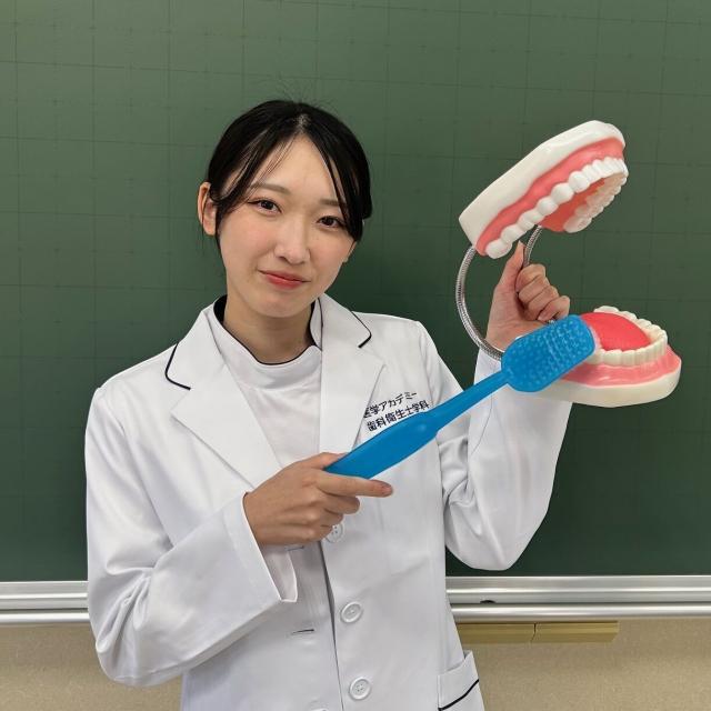専門学校　医学アカデミー 【歯科衛生】デコブラシ作り体験が人気！　最短50分から2