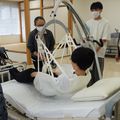 専門学校岡山ビジネスカレッジ 介護福祉学科｜移乗リフト＆スライディングシート体験