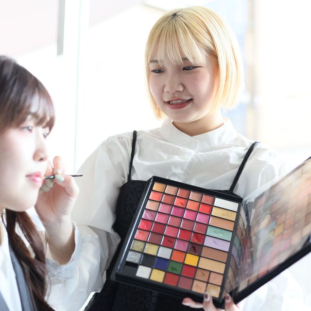 国際ビューティ＆フード大学校 【高校1・2年生限定】美容部員の職業体験！ポイントメイク体験1