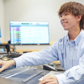 沖縄ラフ＆ピース専門学校 レコーディングルームで学ぶ音響技術！