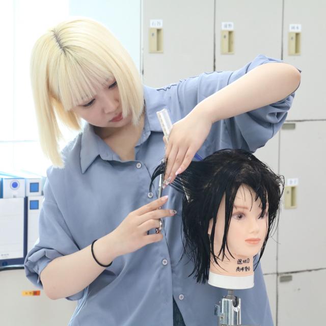 大村美容ファッション専門学校 体験A　デザインカット1
