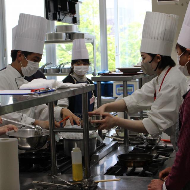 富山調理製菓専門学校 【調理技術科】１２/６（土）ビーフシチュー作りにチャレンジ！3