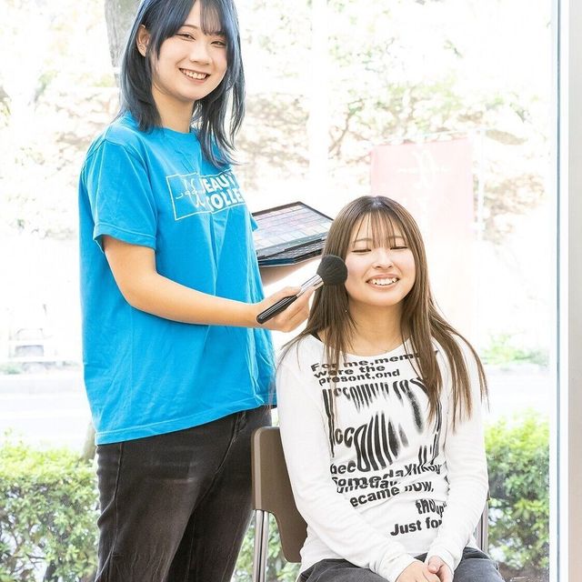 アルファジャパン美容専門学校 クールシャンプーで頭皮マッサージ、自分に似合うメイク1